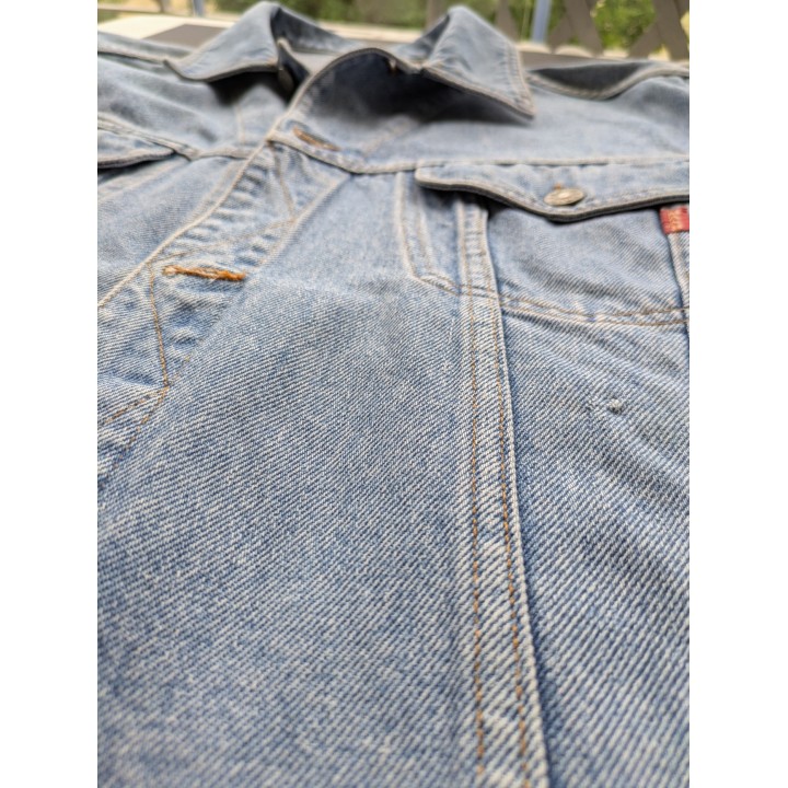 Giubbino in jeans vintage Mash, lavaggio chiaro, iconico.  Tasche esterne classiche ma interne.