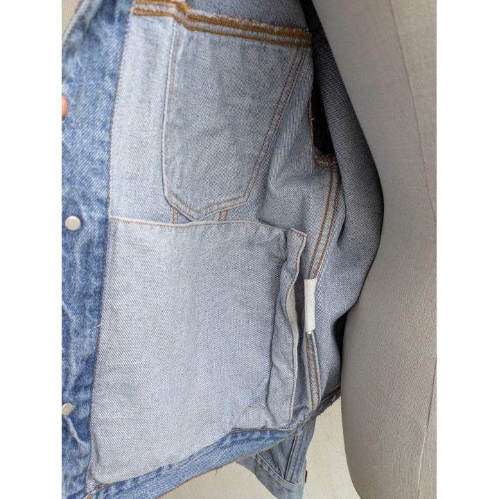 Giubbino in jeans vintage Mash, lavaggio chiaro, iconico.  Tasche esterne classiche ma interne.