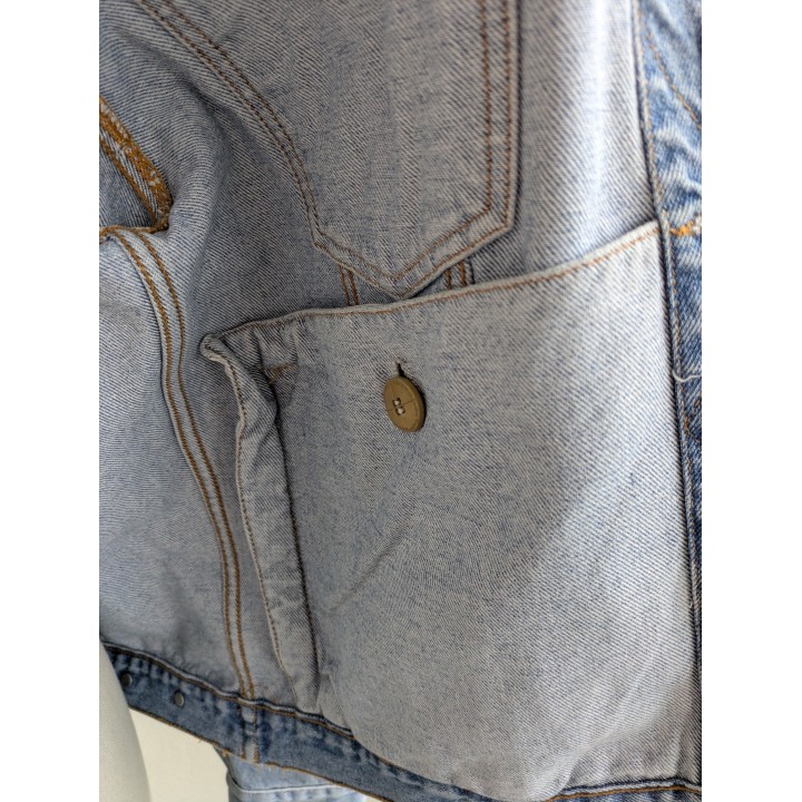 Giubbino in jeans vintage Mash, lavaggio chiaro, iconico.  Tasche esterne classiche ma interne.