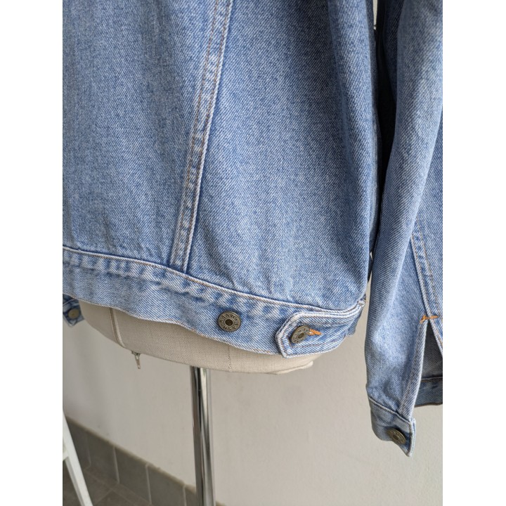 Giubbino in jeans vintage Mash, lavaggio chiaro, iconico.  Tasche esterne classiche ma interne.