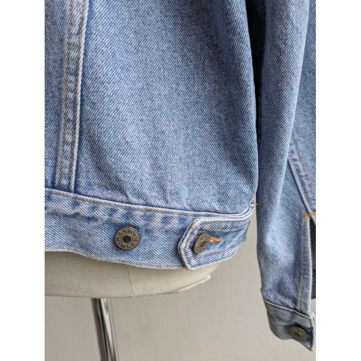 Giubbino in jeans vintage Mash, lavaggio chiaro, iconico.  Tasche esterne classiche ma interne.