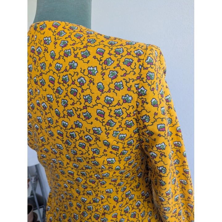 Giacchina corta in cotone gialla con fiori stilizzati. Pazzesca.  Un pezzo sicuramente unico che non passa inosservato