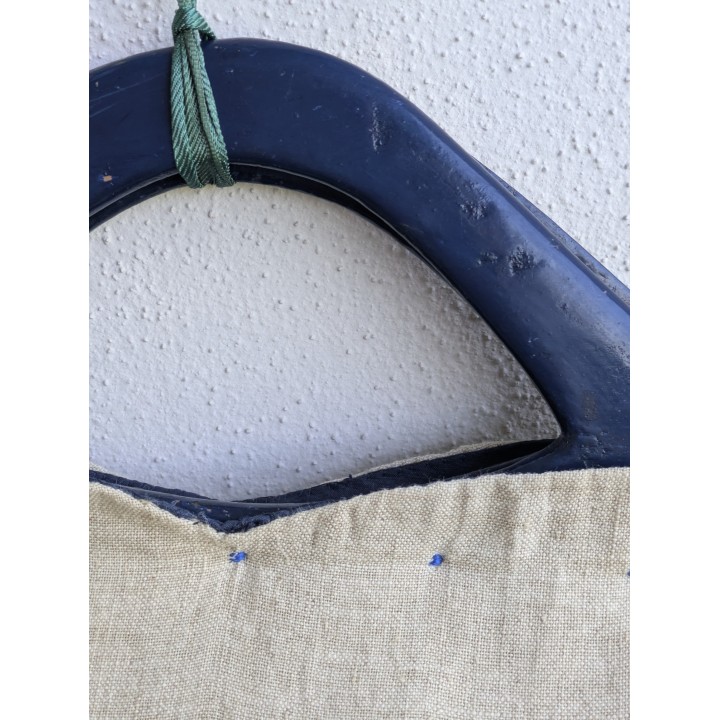 Deliziosa borsa in tessuto con mani con in legno e ricami sul fronte realizzata a mano.