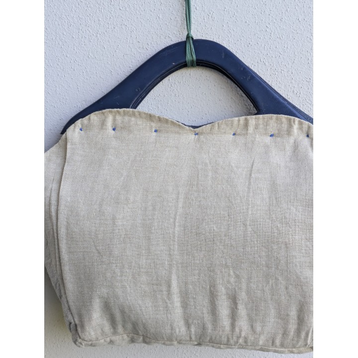 Deliziosa borsa in tessuto con mani con in legno e ricami sul fronte realizzata a mano.