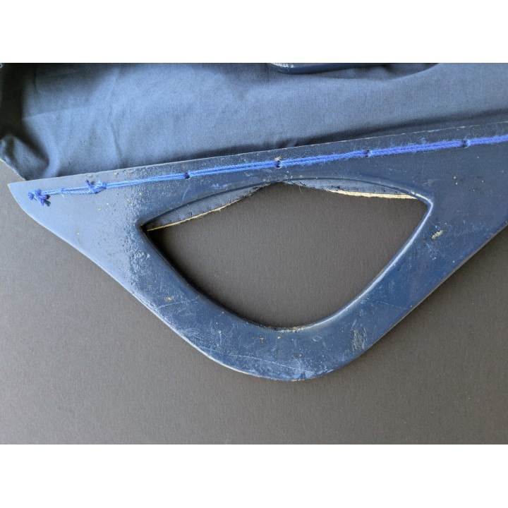 Deliziosa borsa in tessuto con mani con in legno e ricami sul fronte realizzata a mano.