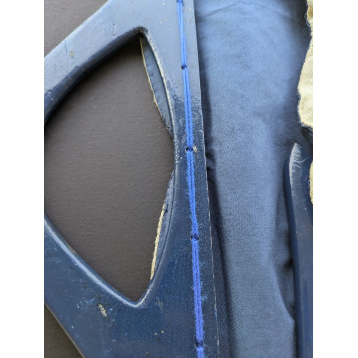 Deliziosa borsa in tessuto con mani con in legno e ricami sul fronte realizzata a mano.