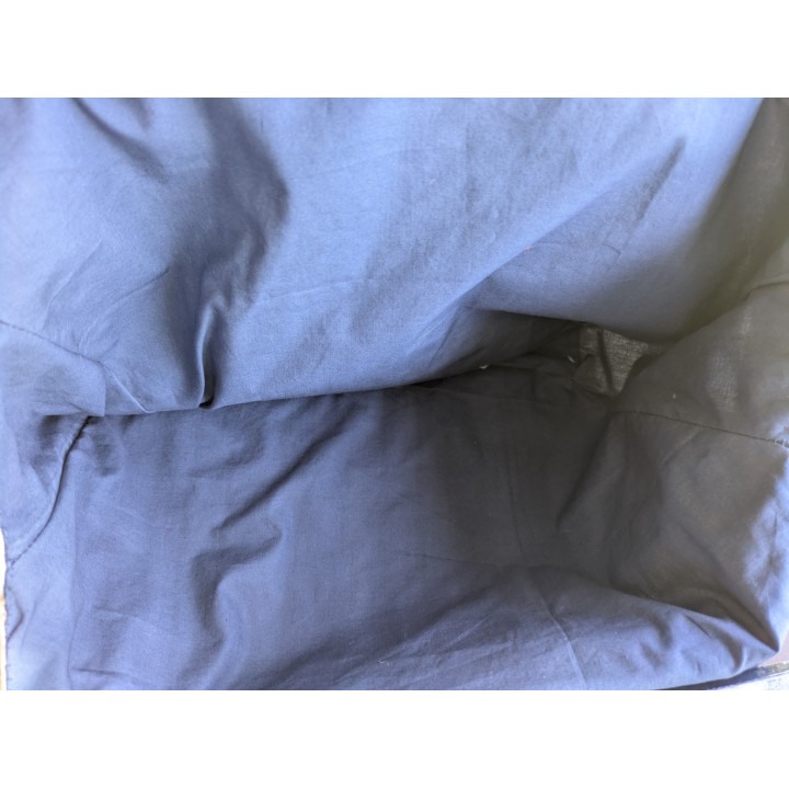 Deliziosa borsa in tessuto con mani con in legno e ricami sul fronte realizzata a mano.