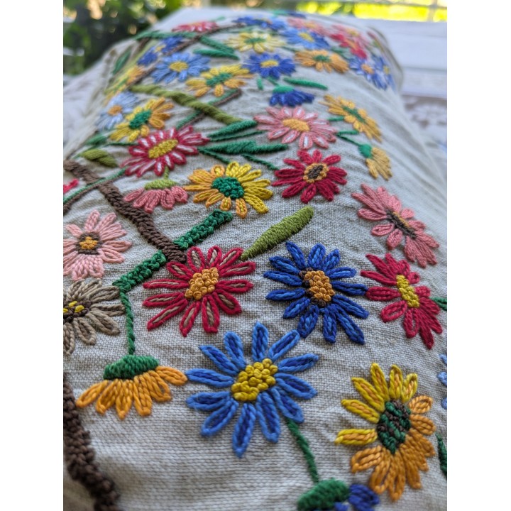 Deliziosa borsa in tessuto con mani con in legno e ricami sul fronte realizzata a mano.