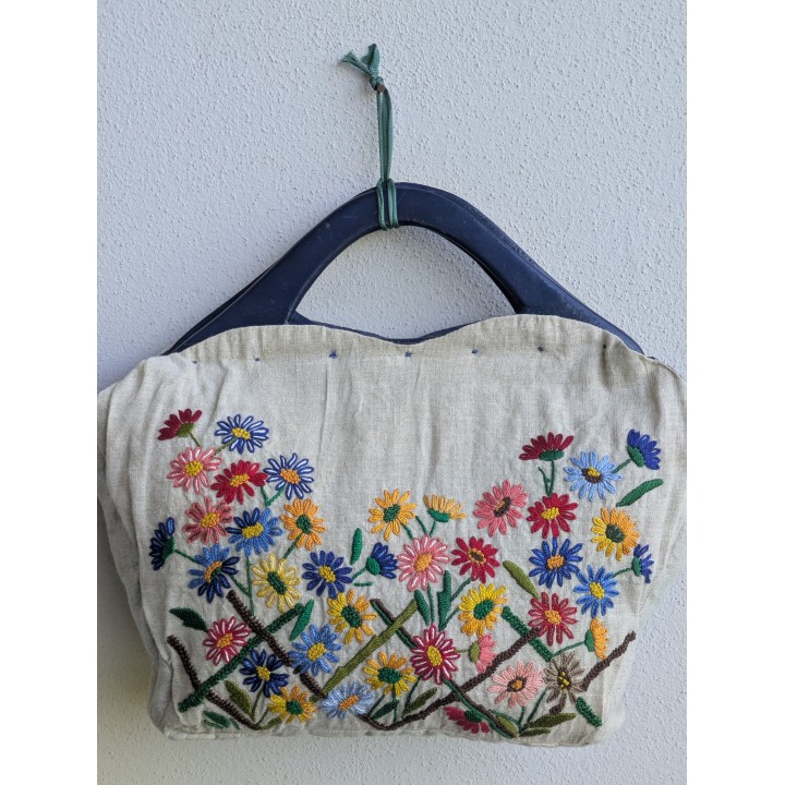 Deliziosa borsa in tessuto con mani con in legno e ricami sul fronte realizzata a mano.