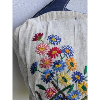 Deliziosa borsa in tessuto con mani con in legno e ricami sul fronte realizzata a mano.