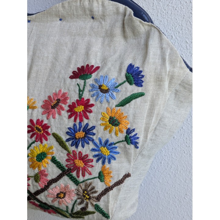 Deliziosa borsa in tessuto con mani con in legno e ricami sul fronte realizzata a mano.