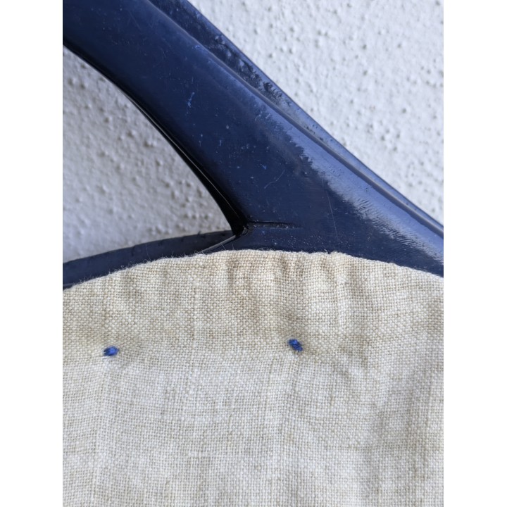 Deliziosa borsa in tessuto con mani con in legno e ricami sul fronte realizzata a mano.