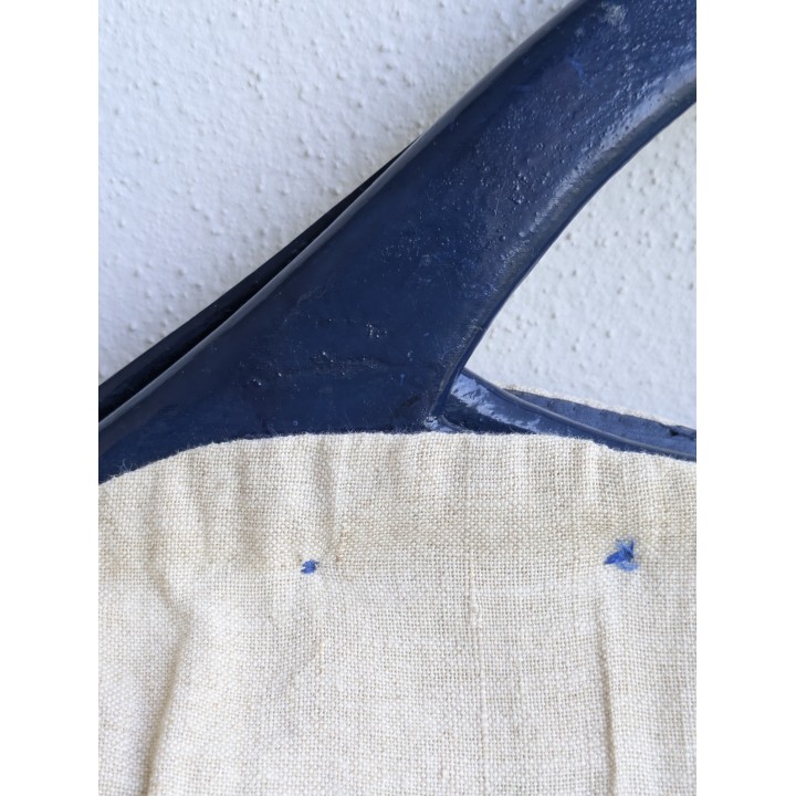 Deliziosa borsa in tessuto con mani con in legno e ricami sul fronte realizzata a mano.