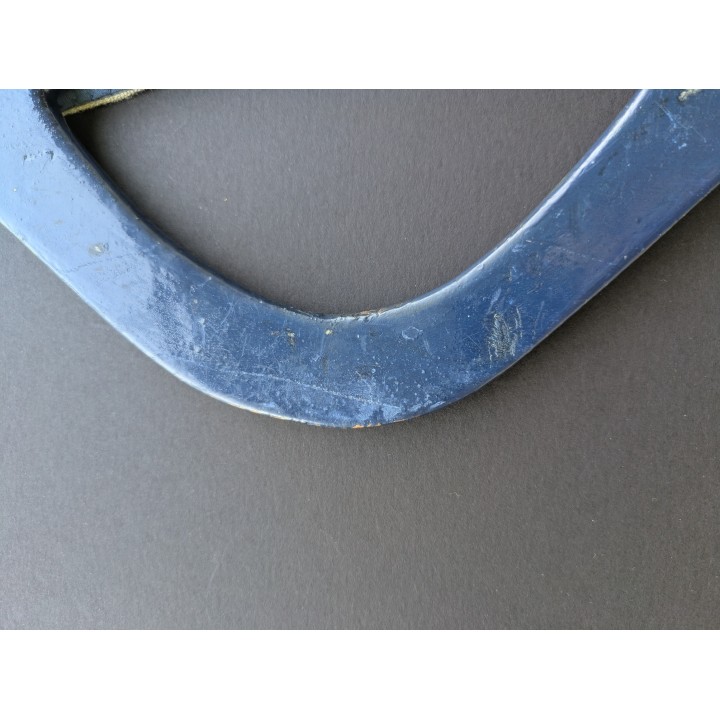 Deliziosa borsa in tessuto con mani con in legno e ricami sul fronte realizzata a mano.