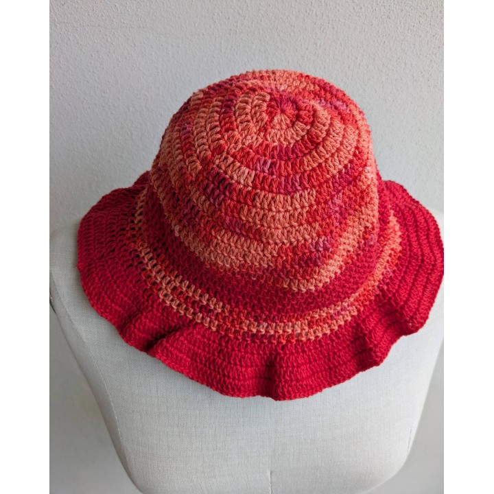 Cappello handmade con bordo arricciato