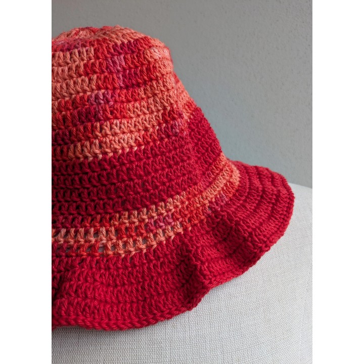 Cappello handmade con bordo arricciato