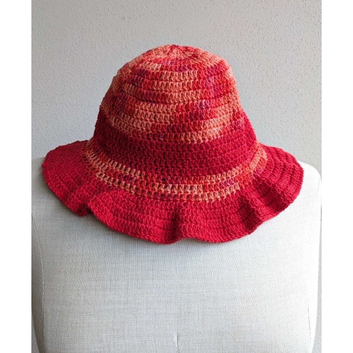 Cappello handmade con bordo arricciato