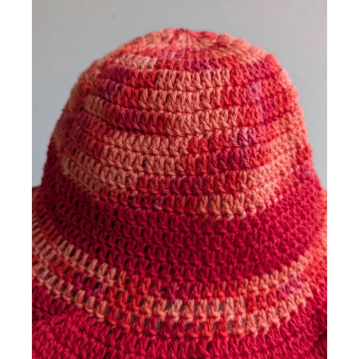 Cappello handmade con bordo arricciato
